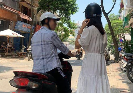 Bắt bạn trai đèo dưới trời nắng cả tiếng vì không biết ăn gì, cô gái nhận cái kết phũ