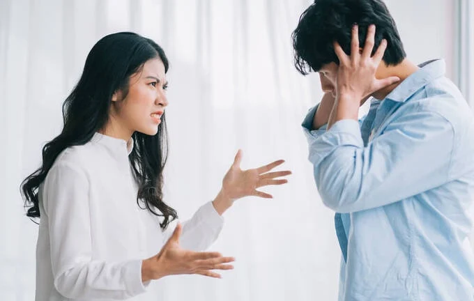 Chồng có sở thích lạ khiến tôi cảm thấy bực bội, bất lực