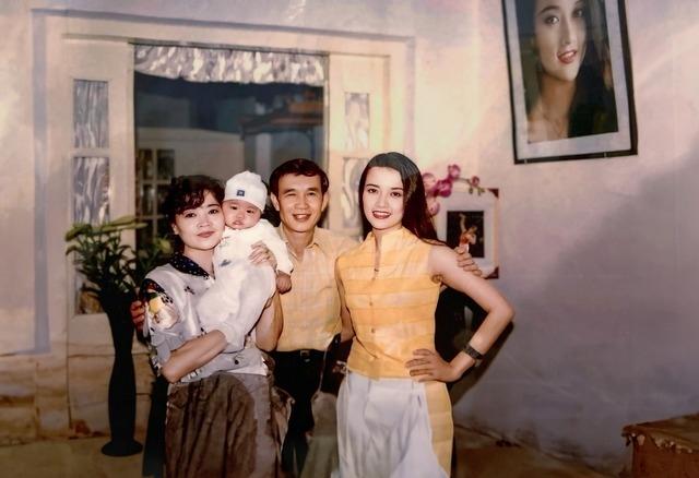 Vô tình khoe ảnh gia đình, Vân Dung khiến fan trầm trồ nhan sắc bố mẹ đẻ