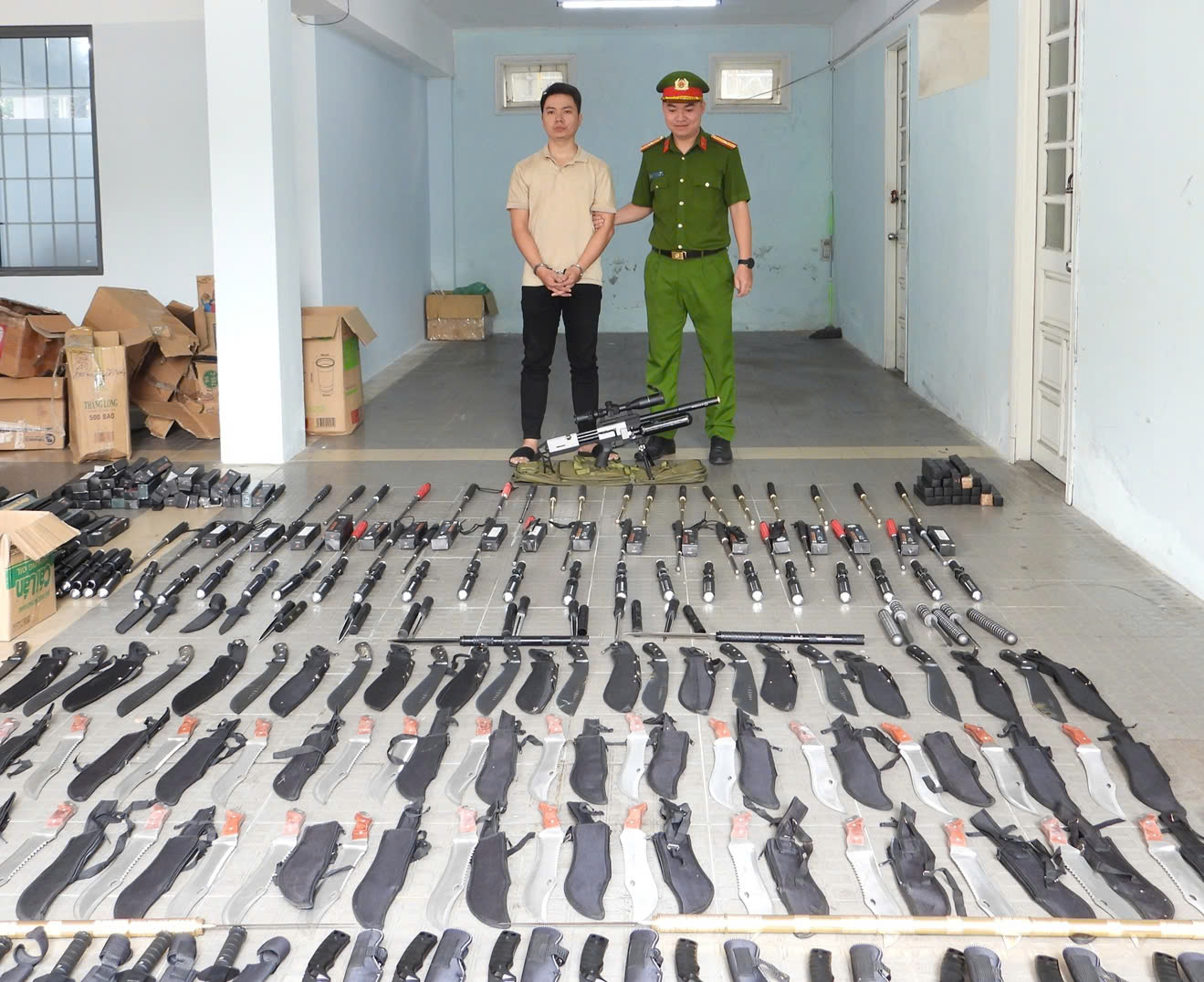 Cận cảnh kho vũ khí, giấy tờ giả vừa bị Công an TP  Đà Nẵng triệt phá